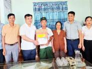 Đồng chí Bí thư Đảng ủy xã Nghĩa Thọ Phạm Tuấn Sơn thăm tặng quà cho các gia đình chính sách